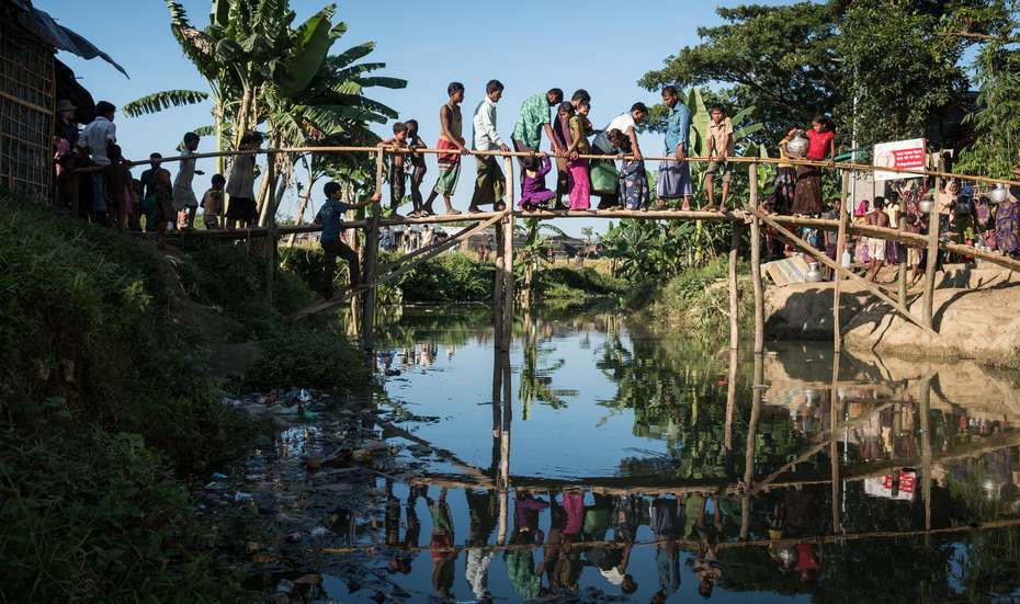 Rohingya in Bangladesch: Menschen überqueren eine Brücke