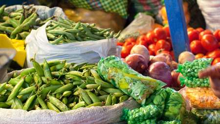 Verschiedene Gemüsesorten auf einem Markt in Peru, 2021