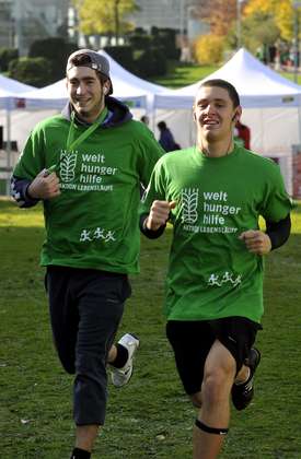 Zwei Läufer laufen in WHH-Pullovern