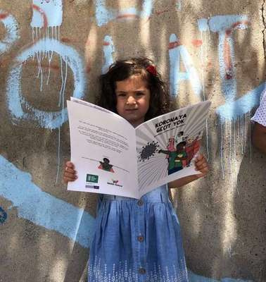 Ein Mädchen liest einen Comic, Türkei 2020.