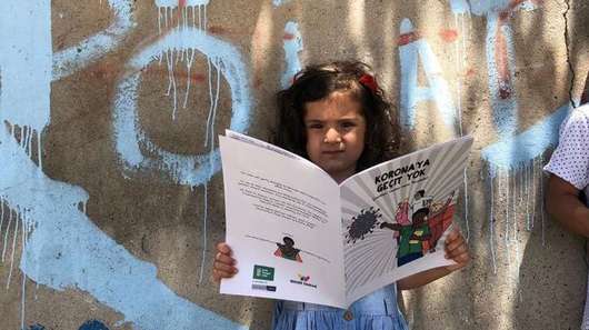 Ein Mädchen liest einen Comic, Türkei 2020.