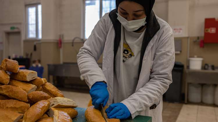 Eine Frau schneidet Brote