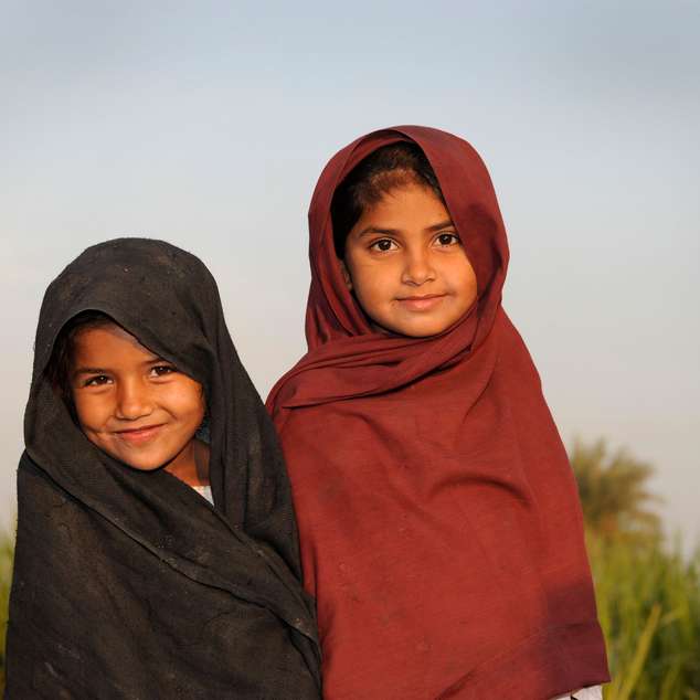 Zwei Mädchen mit Kopftüchern in Pakistan.