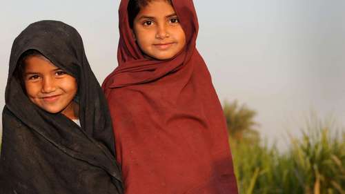 Hilfe für Pakistan - jetzt spenden! Bild: Zwei Mädchen mit Kopftüchern in Pakistan.