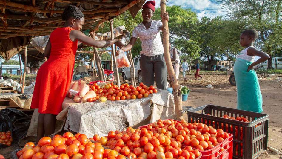 Menschen auf einem Marktstand in Simbabwe, die durch den Anstieg der Lebensmittelpreise nur noch das Nötigste kaufen können.