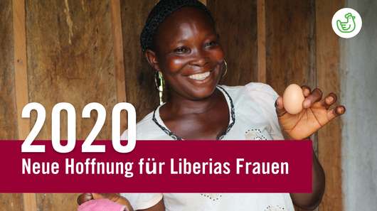Eine Frau hält ein Hühnerei in der Hand, Liberia 2020.