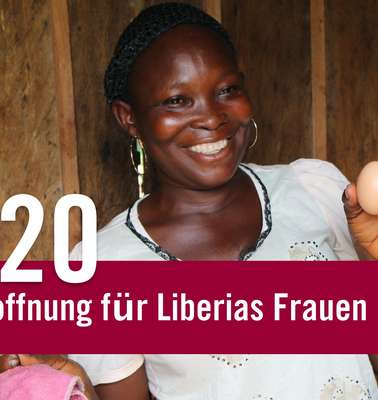 Eine Frau hält ein Hühnerei in der Hand, Liberia 2020.