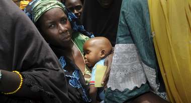 Eine Mutter mit ihrem Baby in Mali