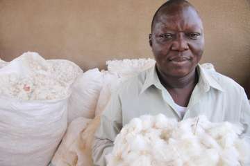 Frau mit Baumwolle in Burkina Faso