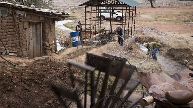 Bewohner der Ortschaft Peshtovar in Tadschikistan bauen einen Wasserkanal.