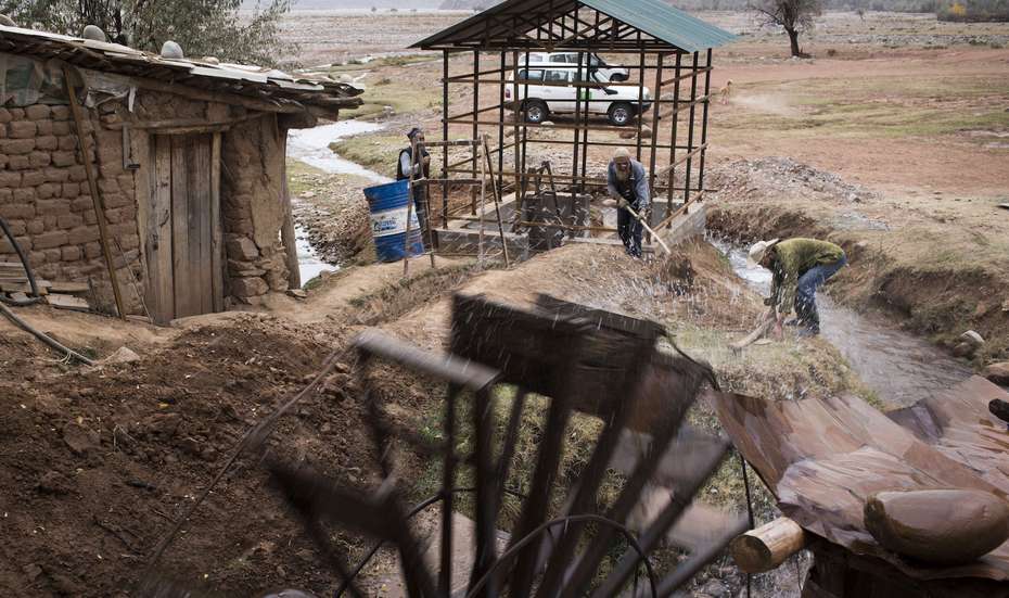 Bewohner der Ortschaft Peshtovar in Tadschikistan bauen einen Wasserkanal.