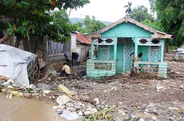 Zerstörtes Haus auf Haiti und Trümmer