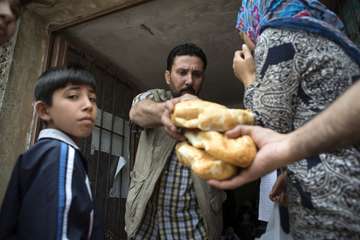 Verteilung von Grundnahrungsmittel an Menschen im Norden Syriens