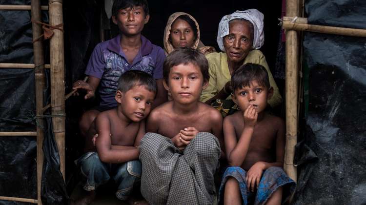 Gruppenbild: Aus Myanmar geflüchtete Rohingya im Nayapara Registration Camp in Bangladesch.