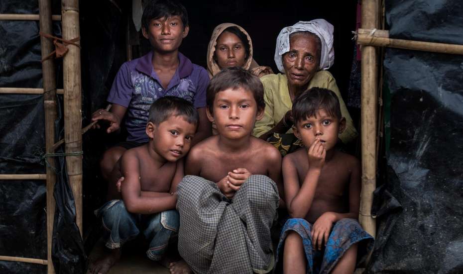 Gruppenbild: Aus Myanmar geflüchtete Rohingya im Nayapara Registration Camp in Bangladesch.