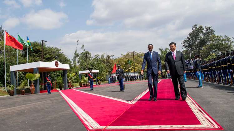 Chinas Präsident Xi und Ruandas Präsident Paul Kagame auf rotem Teppich.