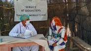 Eine Frau aus der Thar-Wüste in Sindh konsultiert in einem mobilen medizinischen Lager einen Arzt. 