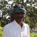 Ganeshwar Madi steht auf seinem Gemüsefeld, Malkangiri, Indien, 2023