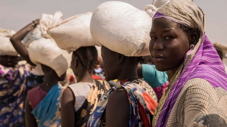 Frauen warten bei einer Lebensmittelverteilung im Flüchtlingscamp in Bentiu, Südsudan. 