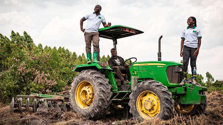 John Deere Traktor auf einem Feld in Uganda, 2021.