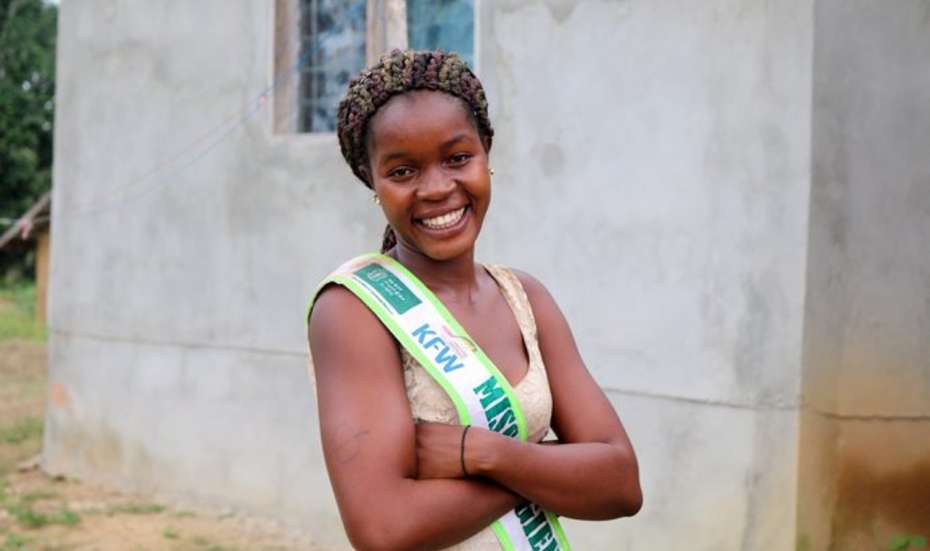 Portraitfoto von Pauline, Miss Hygiene, in ihrem Heimatort Zieh in Liberia