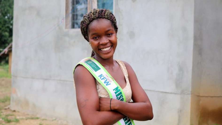 Portraitfoto von Pauline, Miss Hygiene, in ihrem Heimatort Zieh in Liberia