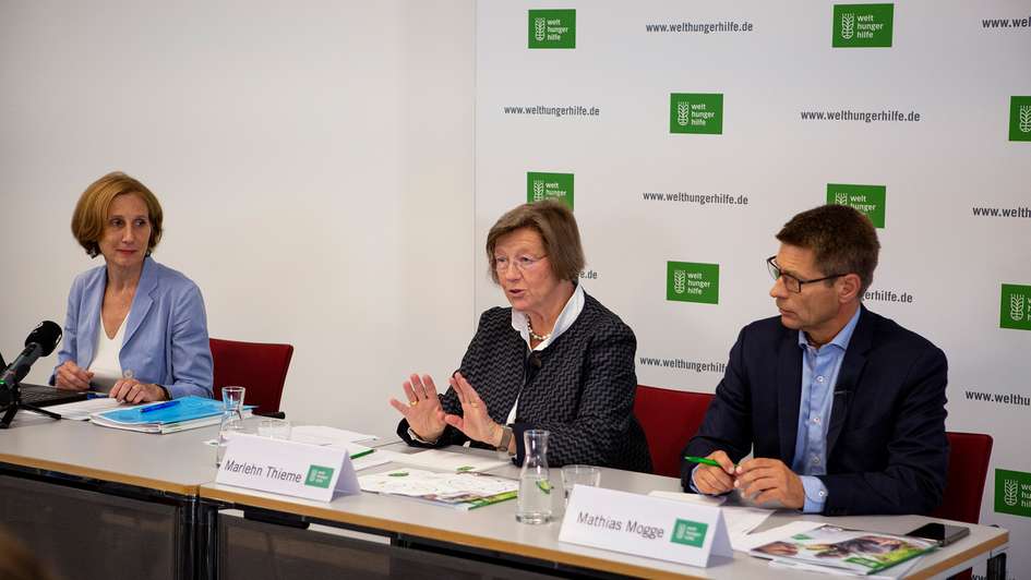 Simone Pott, Marlehn Thieme und Mathias Mogge bei der Pressenkonferenz zur Vorstellung des Jahresberichts im Jahr 2022.
