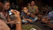 Die Familie von Adeu (2. v. l.) im Dorf Khaysone, Laos, beim Essen.
