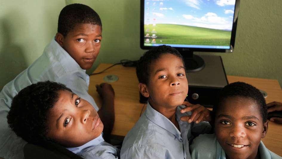 Schüler nutzten einen Computerraum in der Dominikanischen Republik