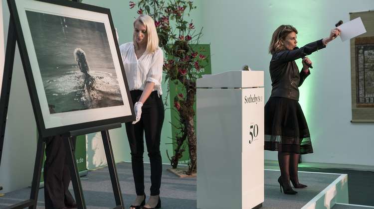 Auktionatorin Caroline Lang, Chairman Sotheby’s Schweiz, versteigert ein Werk von Lawrence Schiller mit Marilyn Monroe
