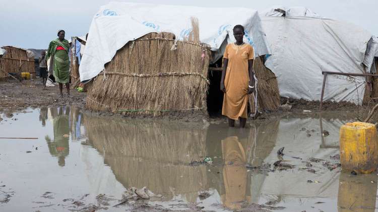 Flut im Südsudan: Zelte in denen Flüchtlinge leben sind von Wasser und Schlamm umgeben.