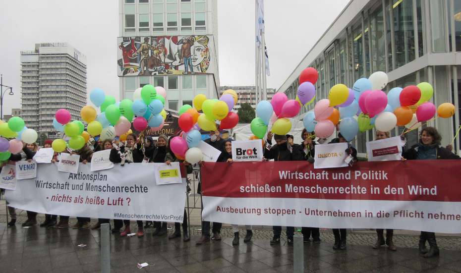 Demonstranten bei einer Aktion des NRO-Dachverbandes Venro in Berlin.