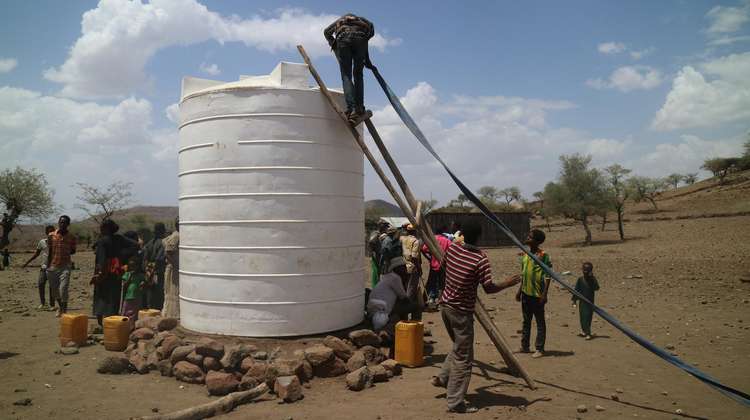 Menschen in Äthiopien errichten einen Wassertank in einem Dürregebiet