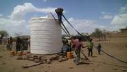 Menschen in Äthiopien errichten einen Wassertank in einem Dürregebiet