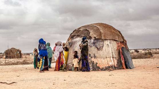 Eine Familien vor ihrer Unterkunft in Somaliland.