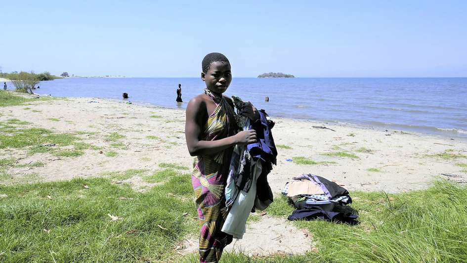Das Mädchen Kathrina holt täglich Wasser vom Malawi-See. 
