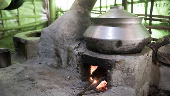 Hilfe für Rohinyga. Bild: Eine Kochstelle, die mit Pallets beheizt wird.