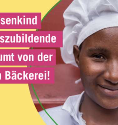 Uganda - Ausbildung zur Bäckerin. Rechts ist ein Bild von Rachael, sie lächelt in die Kamera und trägt weiße Arbeitskleidung. Links steht: “Ein Waisenkind wird Auszubildende und träumt von der eigenen Bäckerei!” Rachael (20), Bäckerlehrling