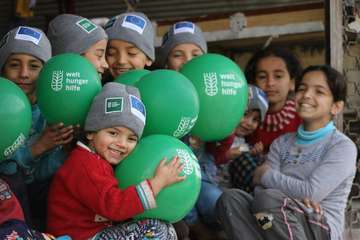 Syrische Kinder mit Welthungerhilfe-Luftballons
