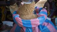 Getreide wird in einem Sack abgefüllt, Burkina Faso 2018.