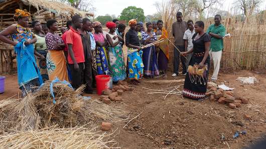 Frauen in Malawi lernen Permakultur und wie man einen nachhaltigen Garten anlegt, 2018.