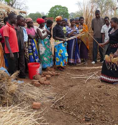 Frauen in Malawi lernen Permakultur und wie man einen nachhaltigen Garten anlegt, 2018.