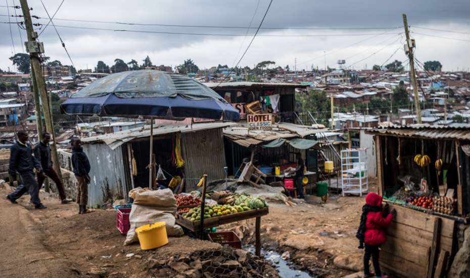 Sänger und Songwriter Robert Redweik besuchte den Slum von Kibera. Hier verkaufen Straßenhändler ihre Waren.