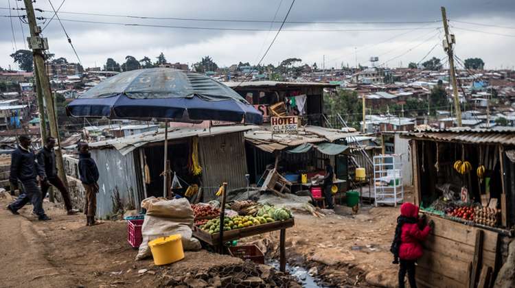 Sänger und Songwriter Robert Redweik besuchte den Slum von Kibera. Hier verkaufen Straßenhändler ihre Waren.