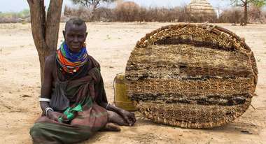 Dürre in Kenia: Eine Frau sitzt auf dem Boden.