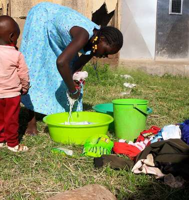 Asio Faith Evelyn aus Uganda mit ihrem Kind.
