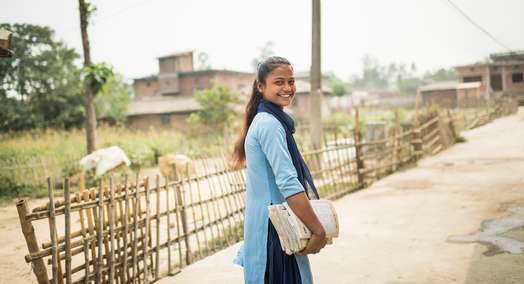 Ein Mädchen in Nepal auf dem Weg in die Schule.