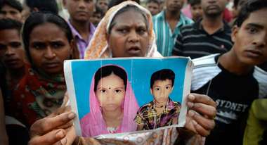 Eine Mutter hält das Bild ihrer beim Einsturz des Rana-Plaza-Gebäudes verunglückten Tochter in der Hand.