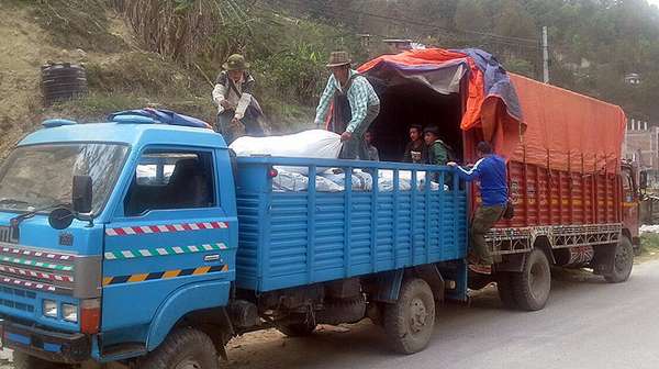 Nepal: Umladen von Hilfsmitteln von einem in einen anderen LKW.