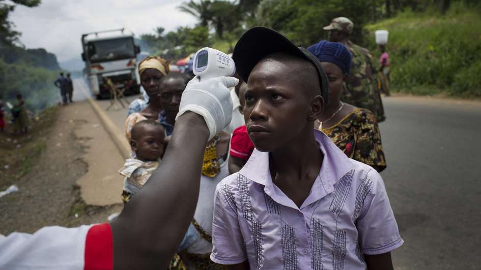 Ebola-Epidemie in Sierra Leone. Messung der Körpertemeratur.